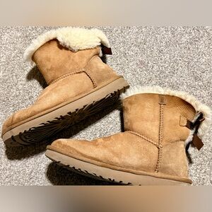 UGG Australia Mini Bailey Bow /Tan Shearling-Lined Suede Short Boots